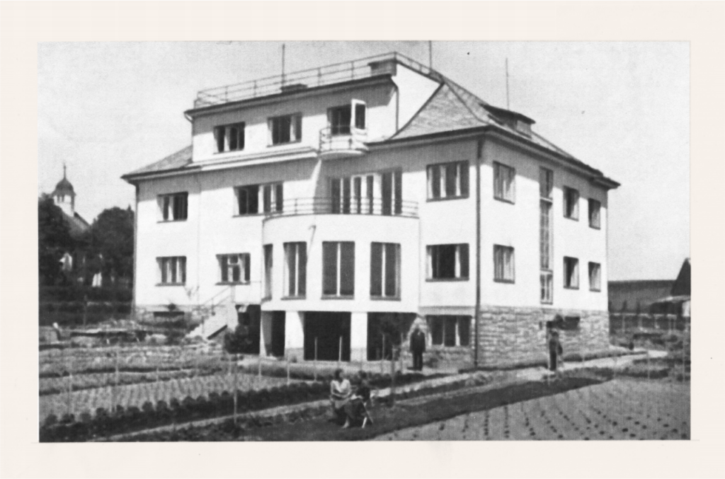 Historická fotografie budovy vily